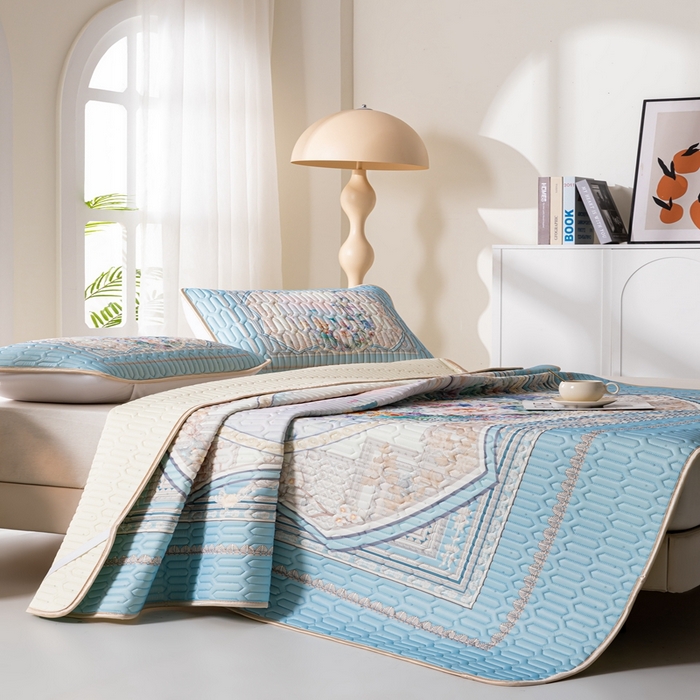 91家纺网 家纺一手货源 找家纺 美丽折2026新品6mm厚天然乳胶凉席三件套 大版印花卡通乳胶凉席平铺款 流光溢彩蓝