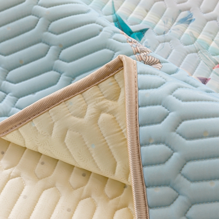 91家纺网 家纺一手货源 找家纺 美丽折2026新品6mm厚天然乳胶凉席三件套 大版印花卡通乳胶凉席平铺款 流光溢彩蓝