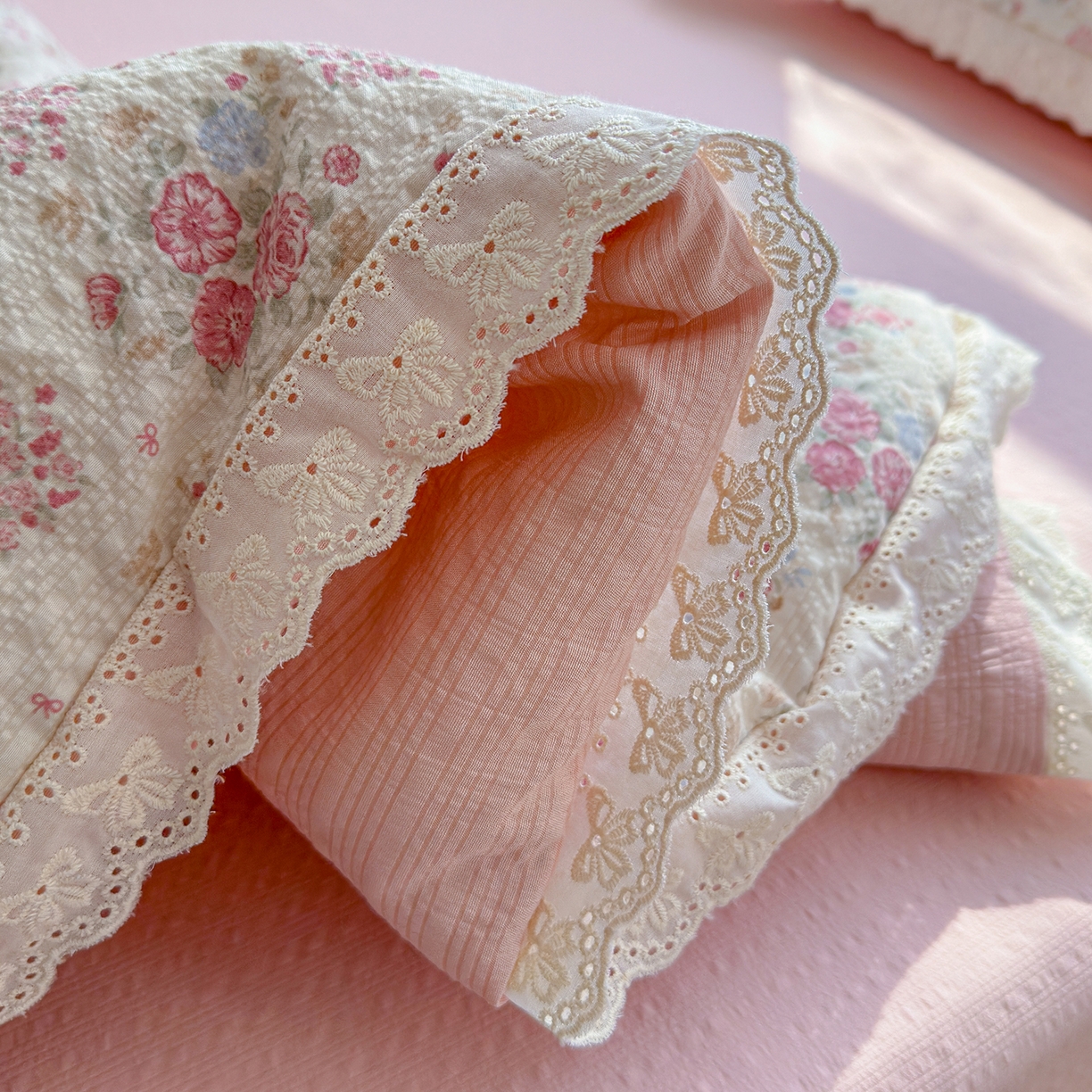 91家纺网 家纺一手货源 找家纺 弗苓家纺 2026新款高克重泡芙棉花边款夏被夏凉被空调被四件套小红书推荐-风格二 日光漫游