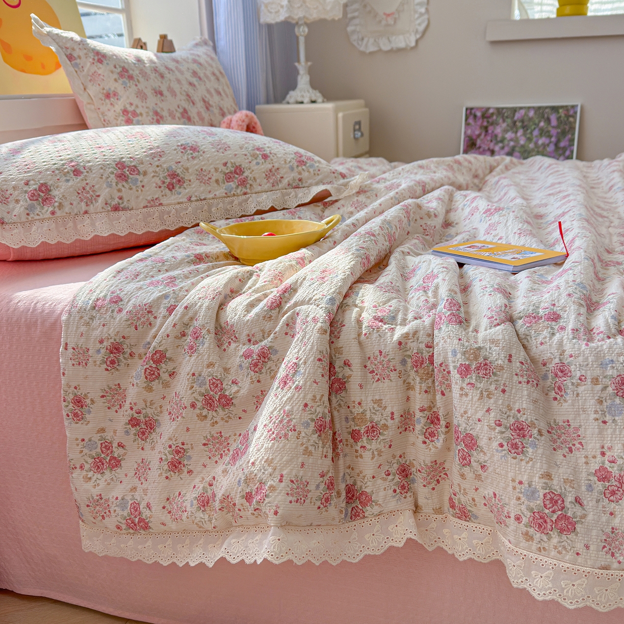 91家纺网 家纺一手货源 找家纺 弗苓家纺 2026新款高克重泡芙棉花边款夏被夏凉被空调被四件套小红书推荐-风格二 日光漫游