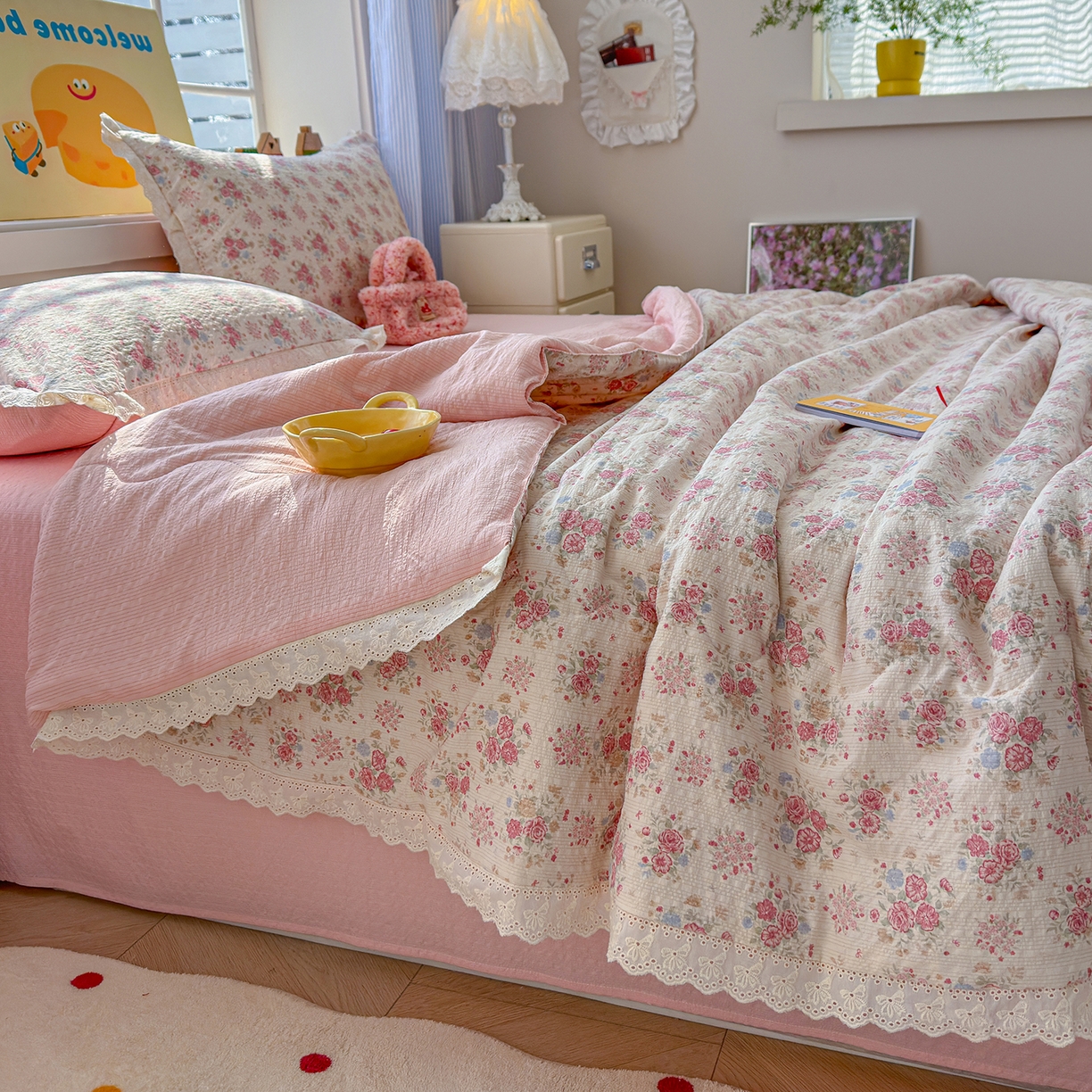 91家纺网 家纺一手货源 找家纺 弗苓家纺 2026新款高克重泡芙棉花边款夏被夏凉被空调被四件套小红书推荐-风格二 日光漫游