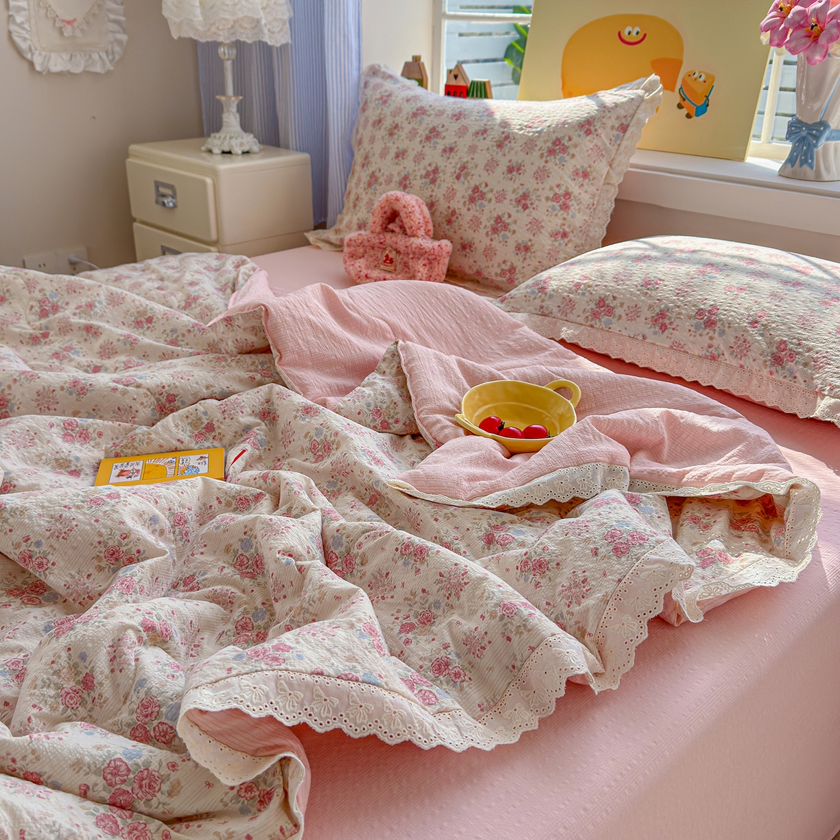 91家纺网 家纺一手货源 找家纺 弗苓家纺 2026新款高克重泡芙棉花边款夏被夏凉被空调被四件套小红书推荐-风格二 日光漫游