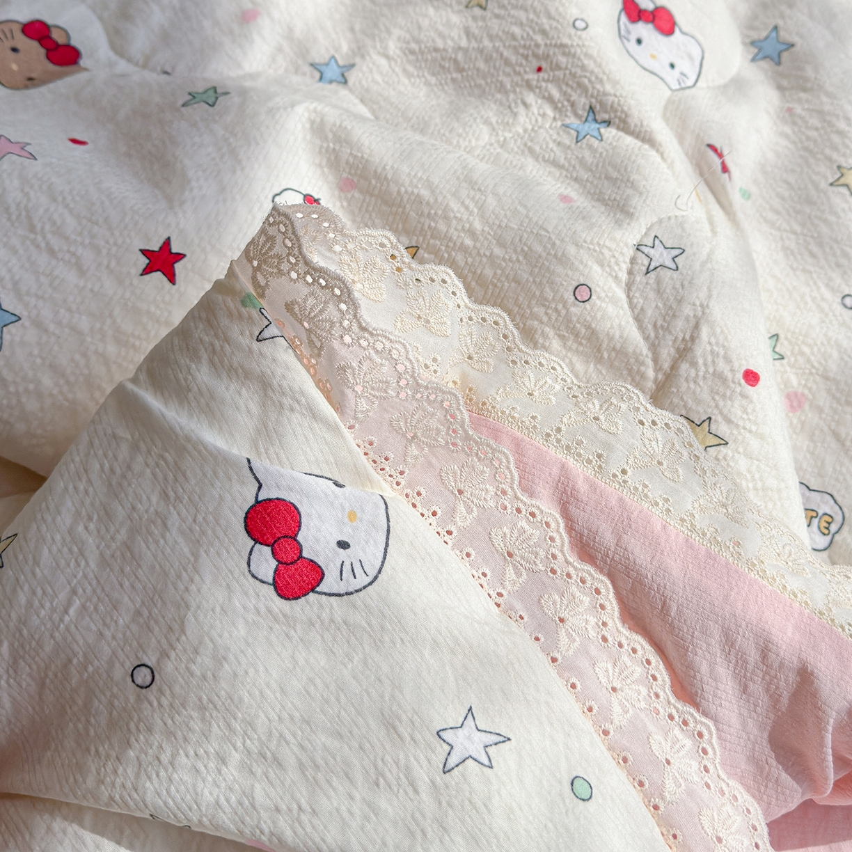 91家纺网 家纺一手货源 找家纺 弗苓家纺 2026新款高克重泡芙棉花边款夏被夏凉被空调被四件套小红书推荐-风格二 星芒凯蒂