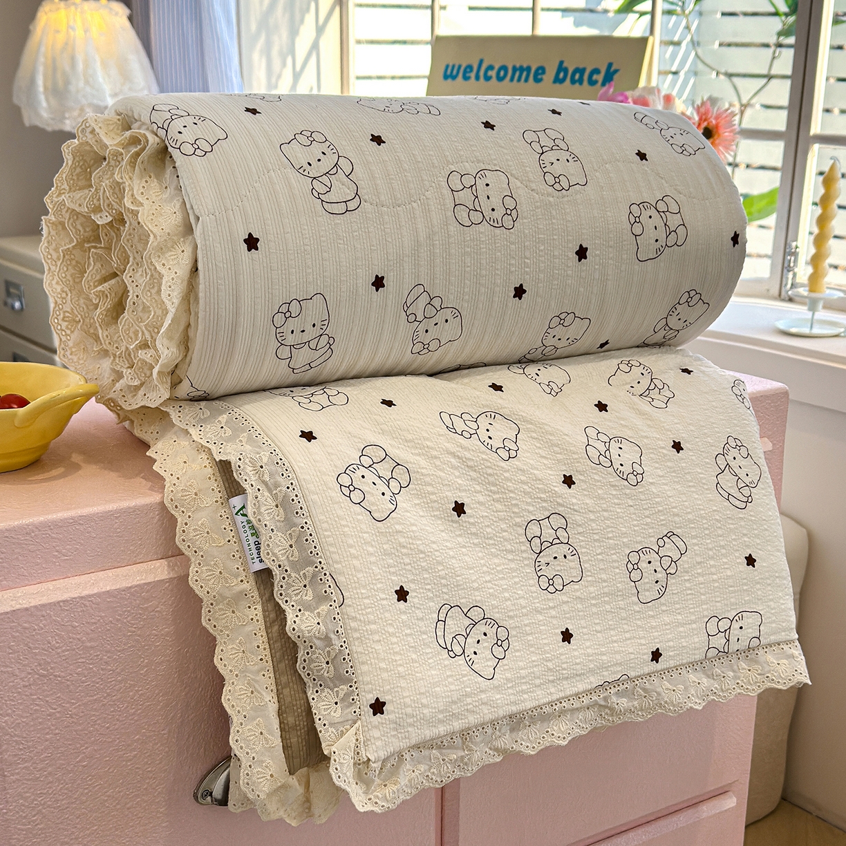 91家纺网 家纺一手货源 找家纺 弗苓家纺 2026新款高克重泡芙棉花边款夏被夏凉被空调被四件套小红书推荐-风格二 描线小猫-咖