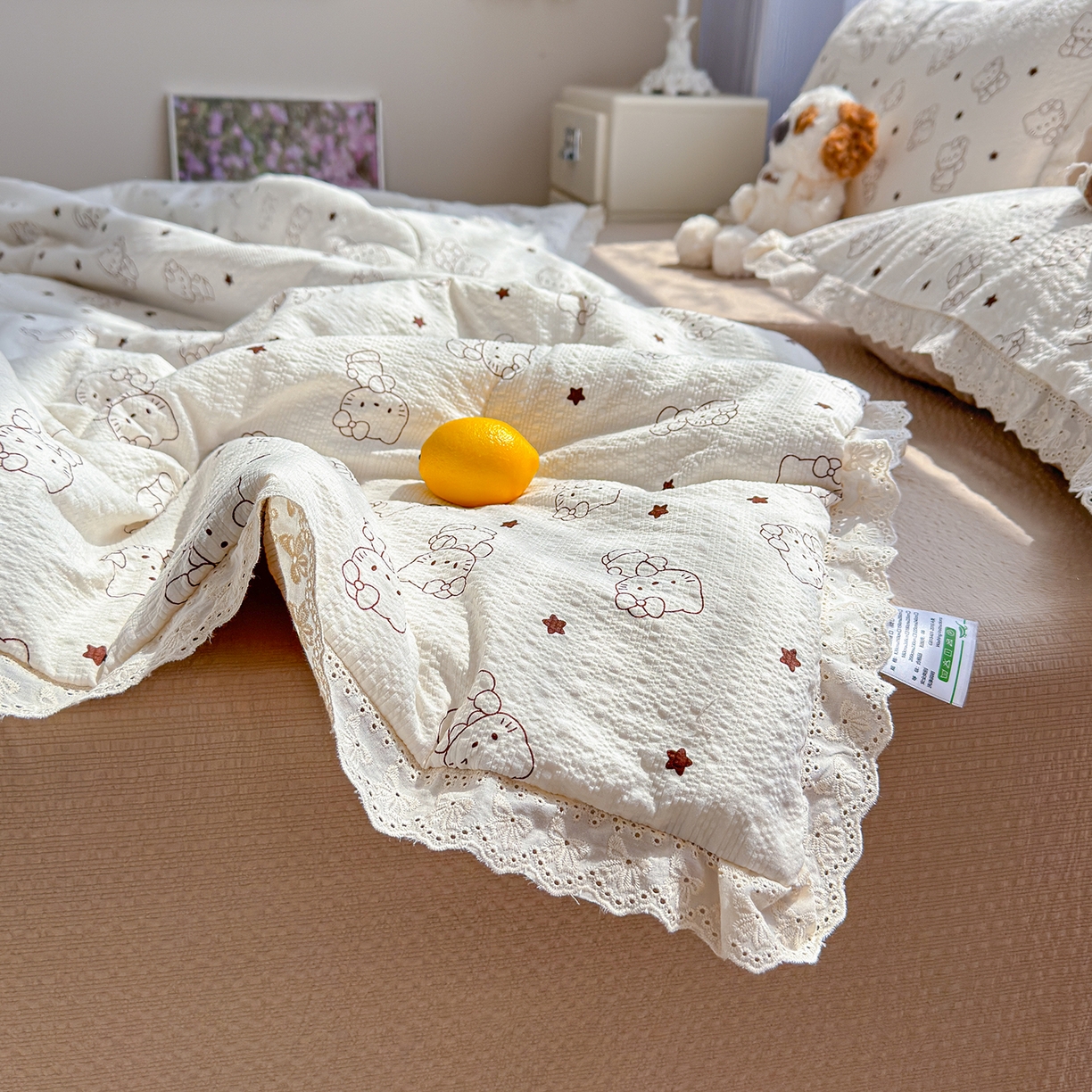 91家纺网 家纺一手货源 找家纺 弗苓家纺 2026新款高克重泡芙棉花边款夏被夏凉被空调被四件套小红书推荐-风格二 描线小猫-咖