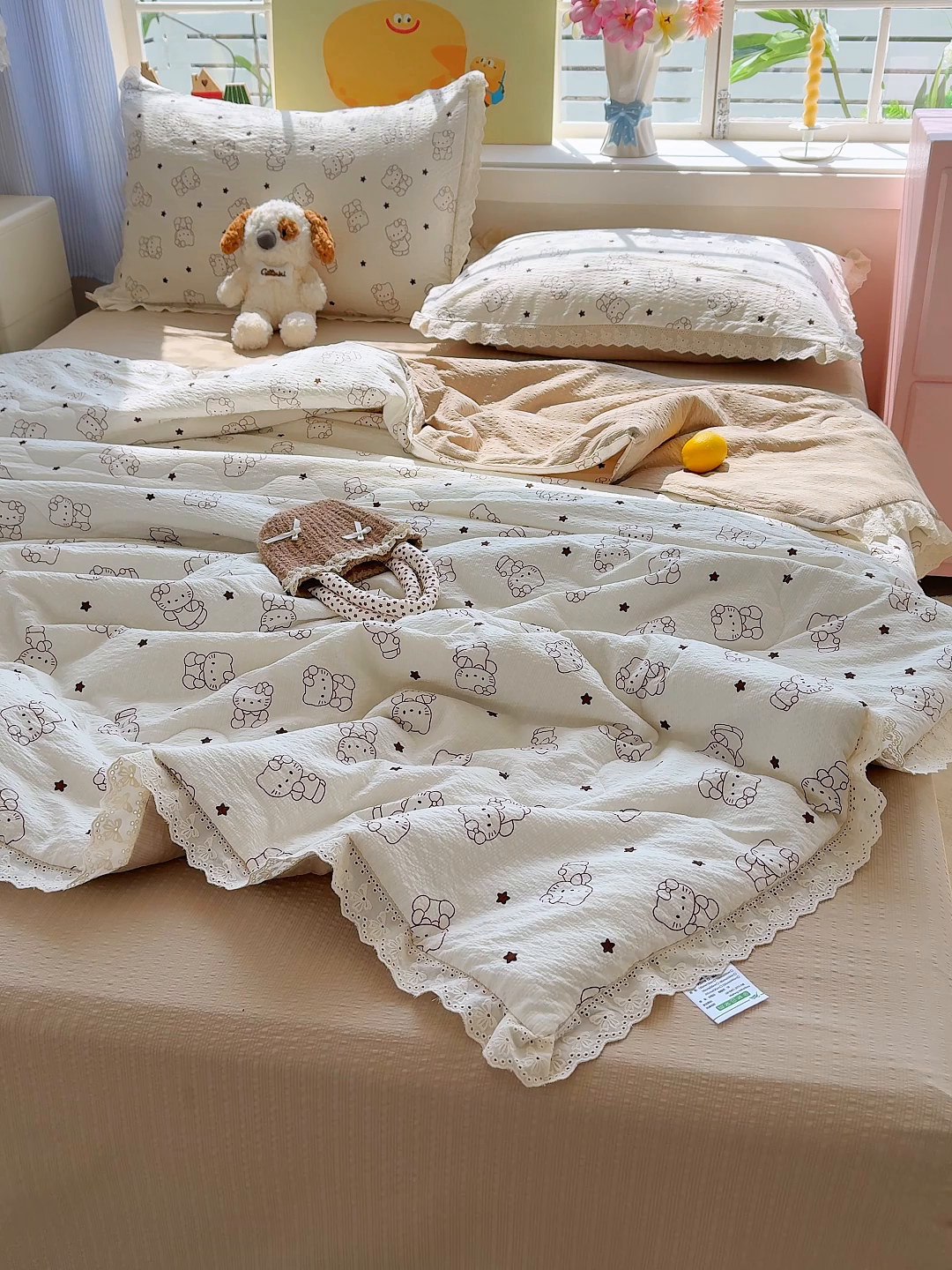 91家纺网 家纺一手货源 找家纺 弗苓家纺 2026新款高克重泡芙棉花边款夏被夏凉被空调被四件套小红书推荐-风格二 描线小猫-咖