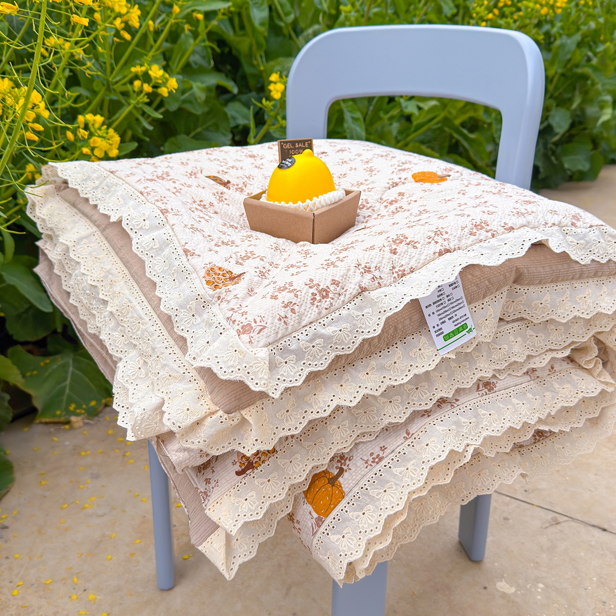 91家纺网 家纺一手货源 找家纺 弗苓家纺 2026新款高克重泡芙棉花边款夏被夏凉被空调被四件套小红书推荐-风格二 秋末南瓜星