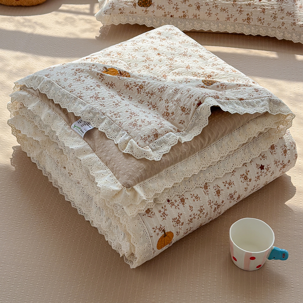 91家纺网 家纺一手货源 找家纺 弗苓家纺 2026新款高克重泡芙棉花边款夏被夏凉被空调被四件套小红书推荐-风格二 秋末南瓜星