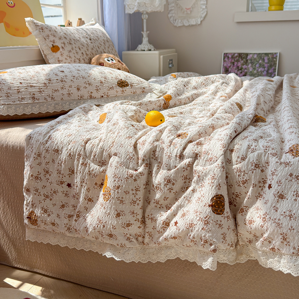 91家纺网 家纺一手货源 找家纺 弗苓家纺 2026新款高克重泡芙棉花边款夏被夏凉被空调被四件套小红书推荐-风格二 秋末南瓜星