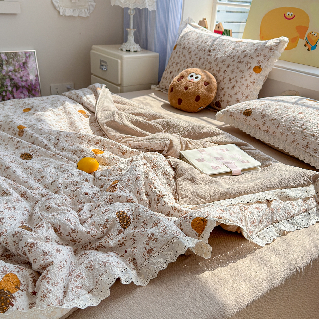 91家纺网 家纺一手货源 找家纺 弗苓家纺 2026新款高克重泡芙棉花边款夏被夏凉被空调被四件套小红书推荐-风格二 秋末南瓜星