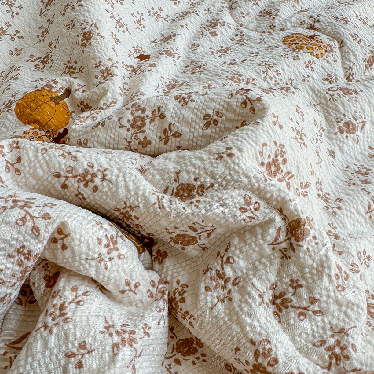 91家纺网 家纺一手货源 找家纺 弗苓家纺 2026新款高克重泡芙棉花边款夏被夏凉被空调被四件套小红书推荐-风格二 秋末南瓜星