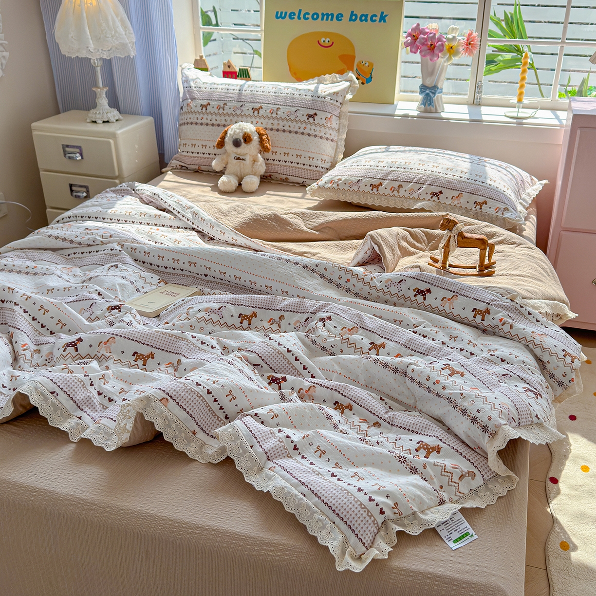 91家纺网 家纺一手货源 找家纺 弗苓家纺 2026新款高克重泡芙棉花边款夏被夏凉被空调被四件套小红书推荐-风格二 栗色木马纹