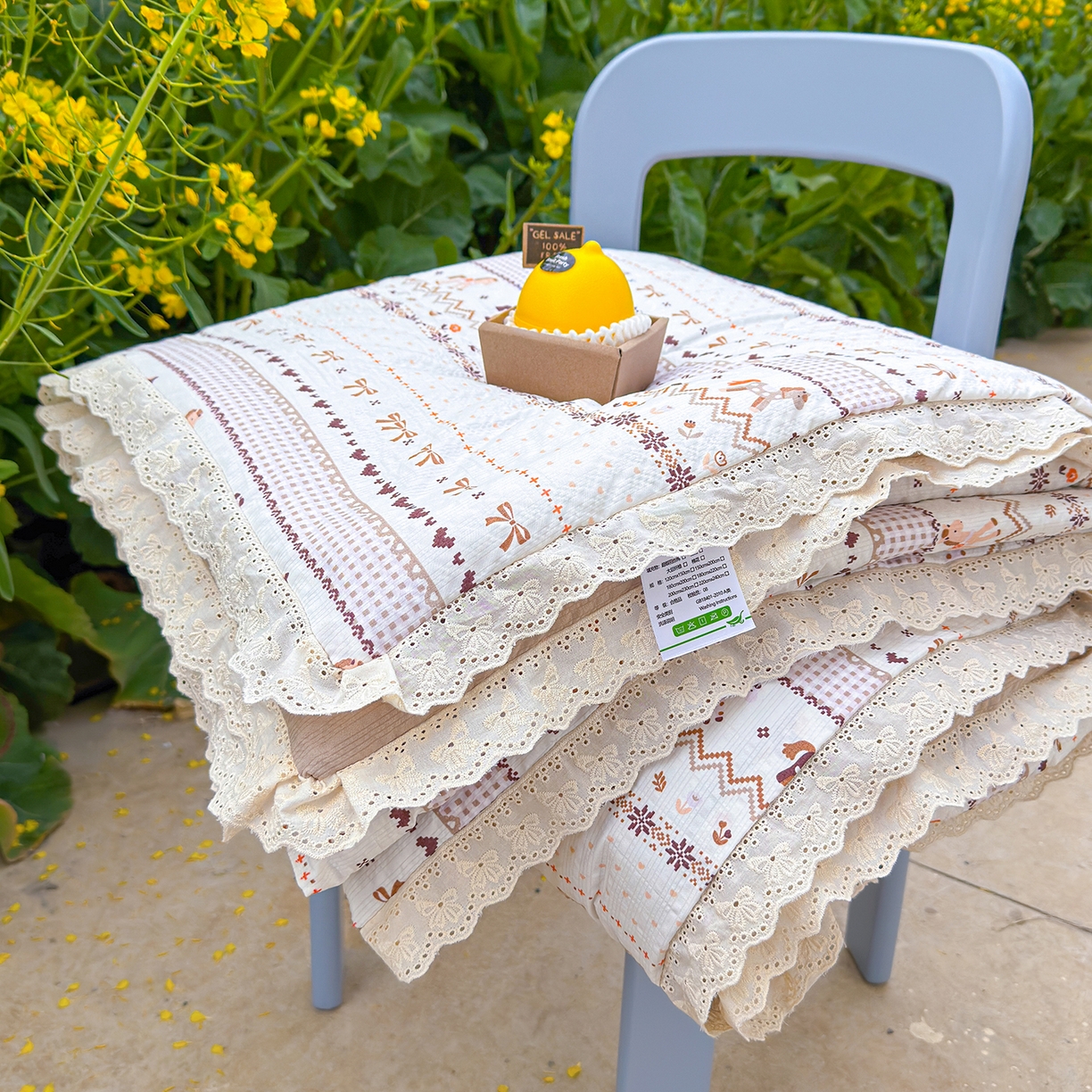 91家纺网 家纺一手货源 找家纺 弗苓家纺 2026新款高克重泡芙棉花边款夏被夏凉被空调被四件套小红书推荐-风格二 栗色木马纹