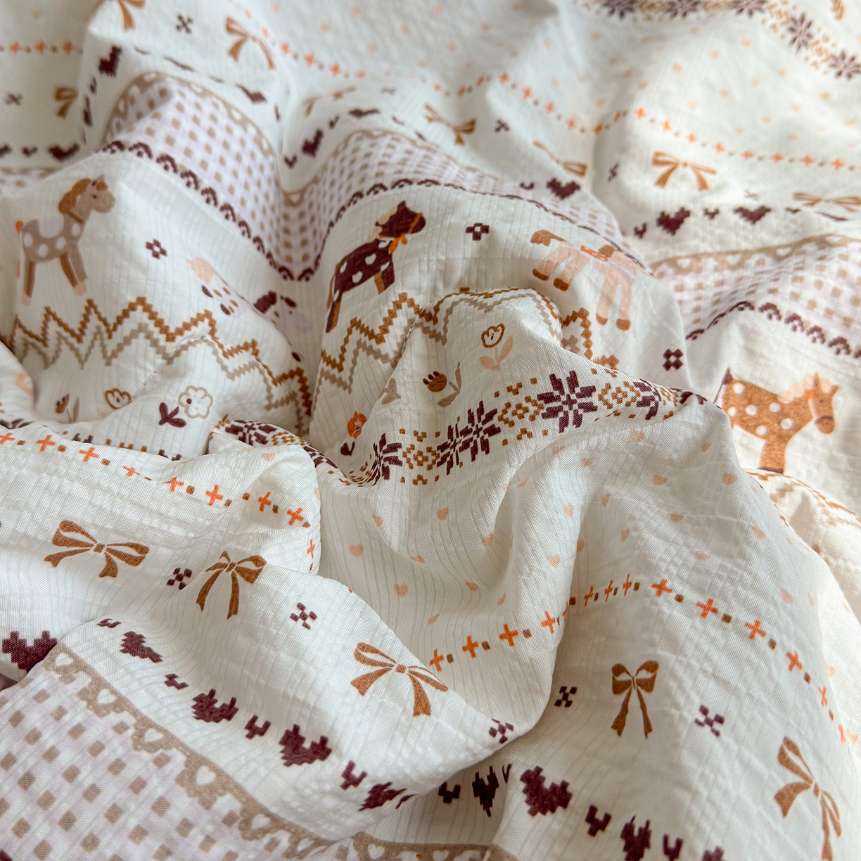 91家纺网 家纺一手货源 找家纺 弗苓家纺 2026新款高克重泡芙棉花边款夏被夏凉被空调被四件套小红书推荐-风格二 栗色木马纹