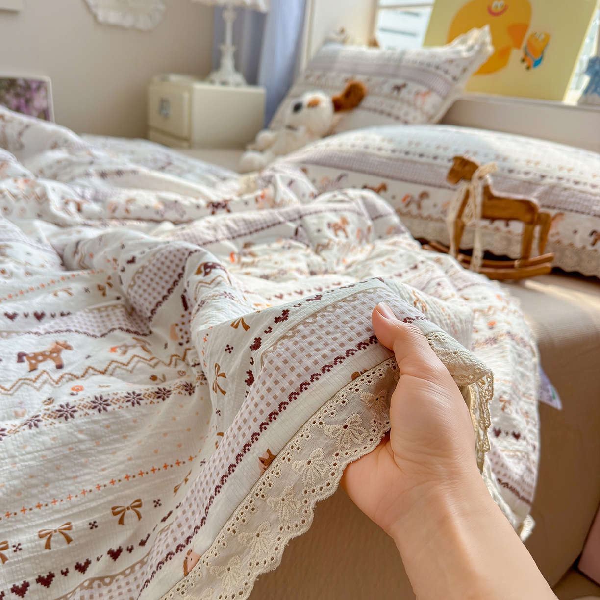 91家纺网 家纺一手货源 找家纺 弗苓家纺 2026新款高克重泡芙棉花边款夏被夏凉被空调被四件套小红书推荐-风格二 栗色木马纹