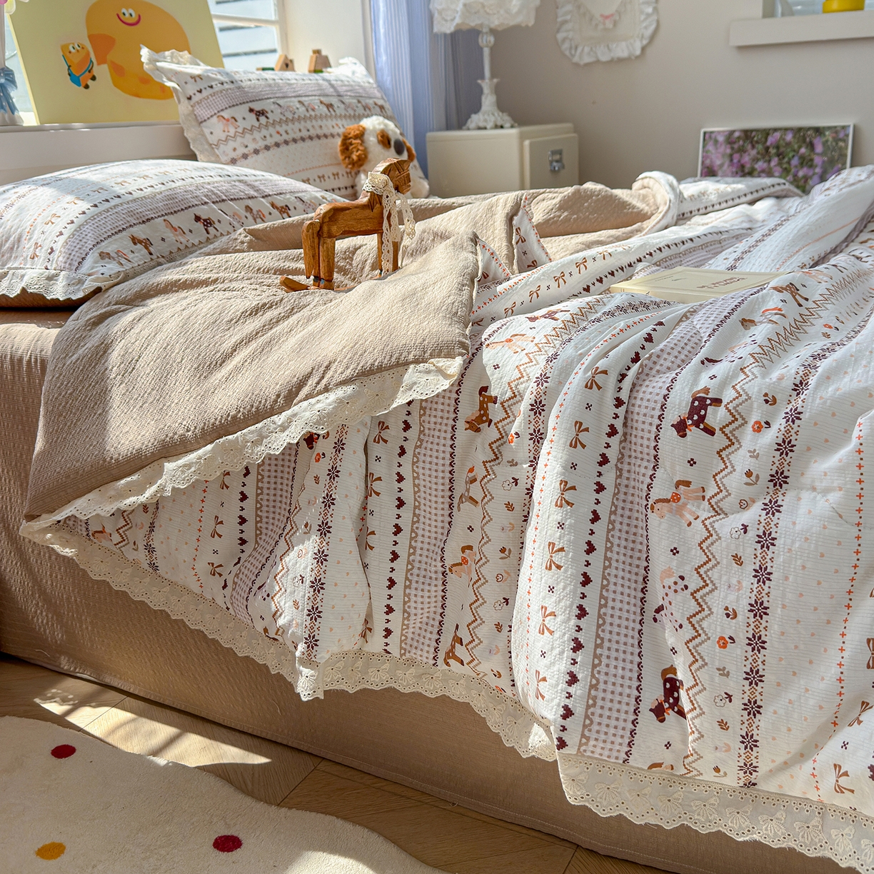 91家纺网 家纺一手货源 找家纺 弗苓家纺 2026新款高克重泡芙棉花边款夏被夏凉被空调被四件套小红书推荐-风格二 栗色木马纹