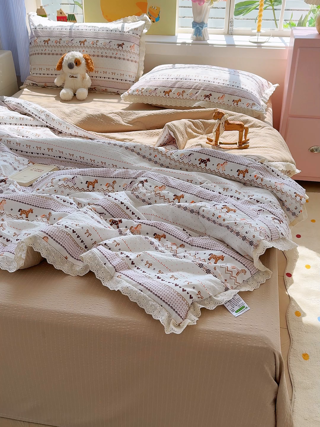 91家纺网 家纺一手货源 找家纺 弗苓家纺 2026新款高克重泡芙棉花边款夏被夏凉被空调被四件套小红书推荐-风格二 栗色木马纹