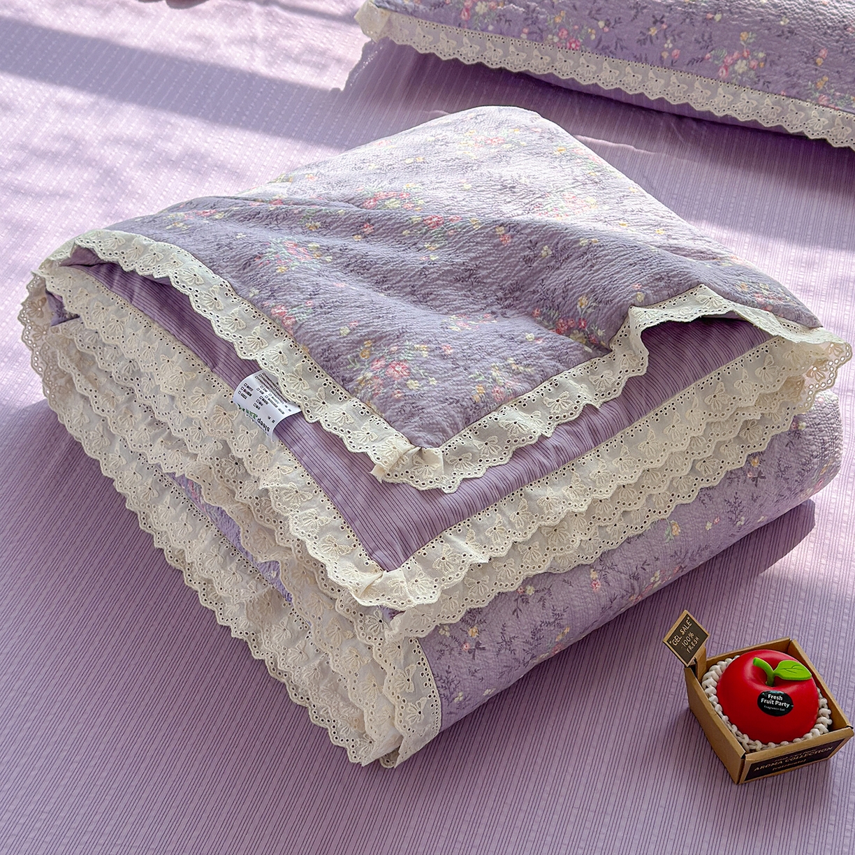 91家纺网 家纺一手货源 找家纺 弗苓家纺 2026新款高克重泡芙棉花边款夏被夏凉被空调被四件套小红书推荐-风格二 松间茶事