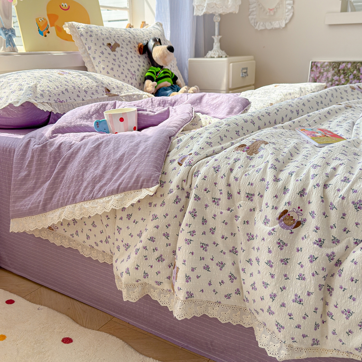 91家纺网 家纺一手货源 找家纺 弗苓家纺 2026新款高克重泡芙棉花边款夏被夏凉被空调被四件套小红书推荐-风格二 片刻小狗