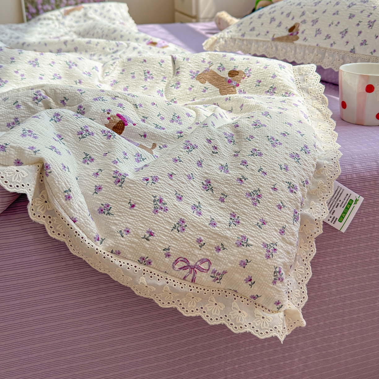 91家纺网 家纺一手货源 找家纺 弗苓家纺 2026新款高克重泡芙棉花边款夏被夏凉被空调被四件套小红书推荐-风格二 片刻小狗