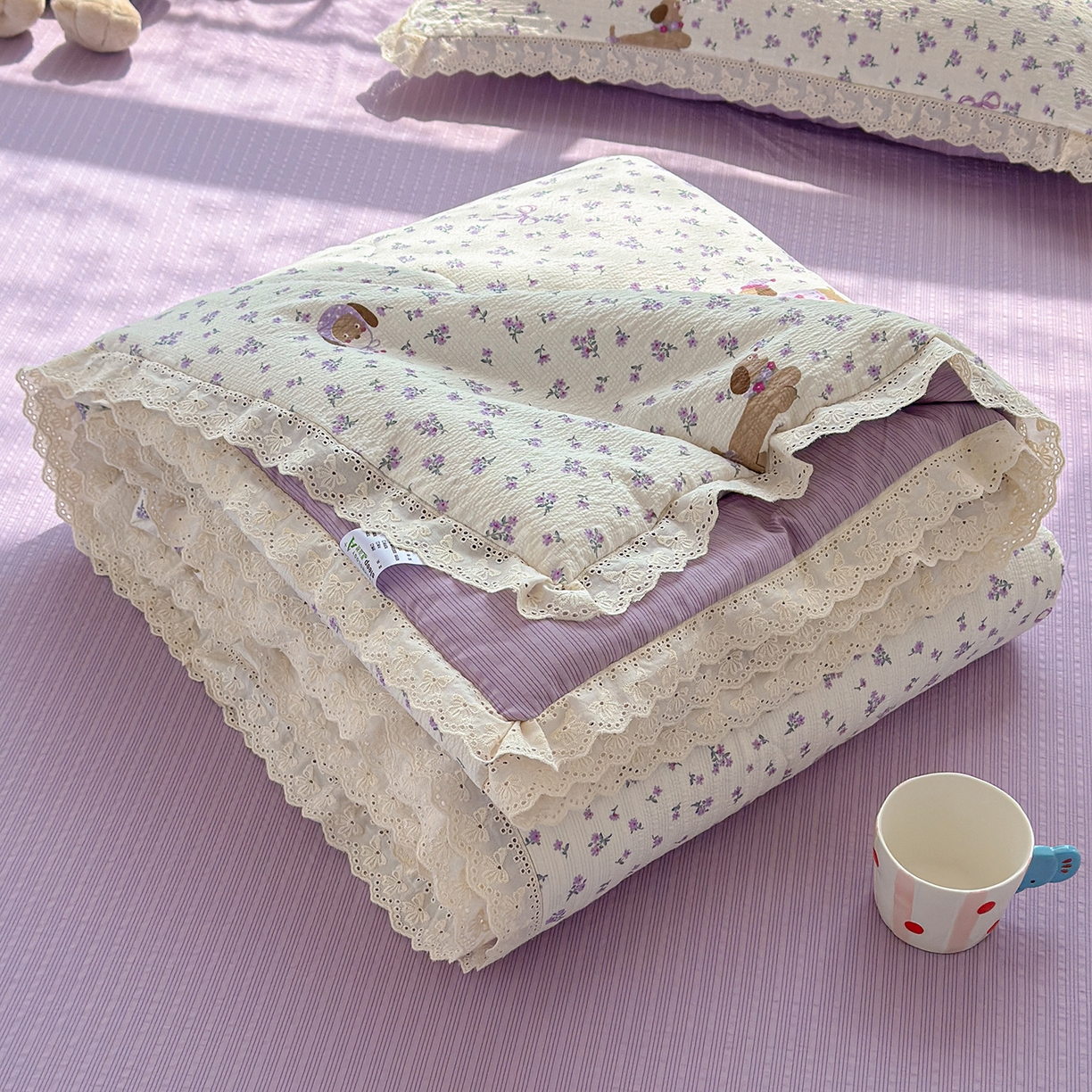 91家纺网 家纺一手货源 找家纺 弗苓家纺 2026新款高克重泡芙棉花边款夏被夏凉被空调被四件套小红书推荐-风格二 片刻小狗