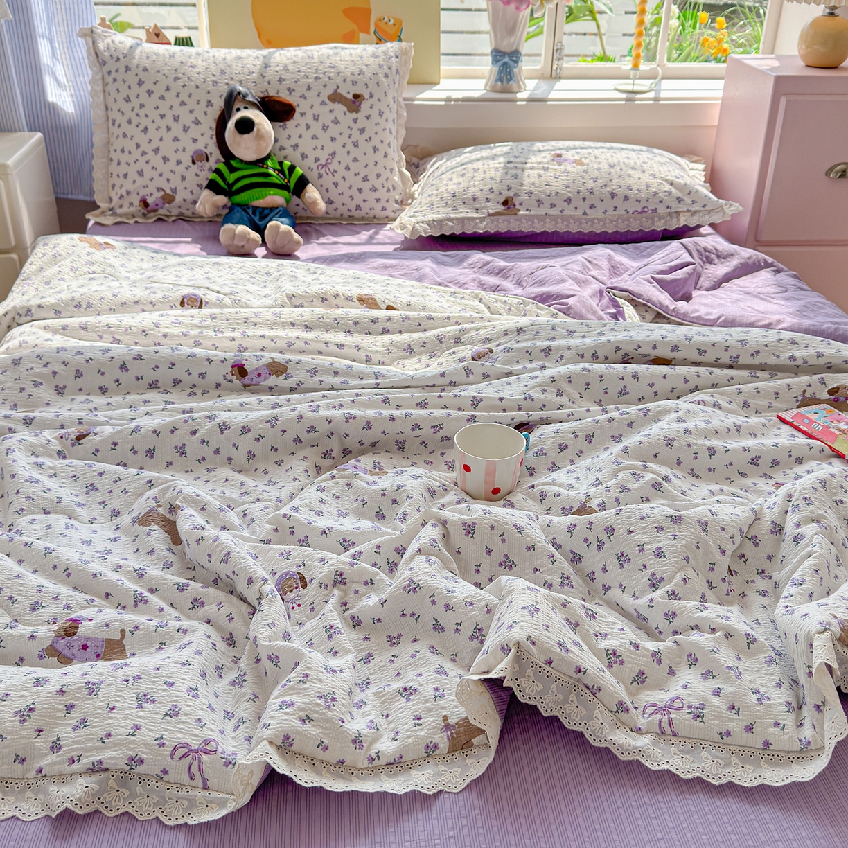 91家纺网 家纺一手货源 找家纺 弗苓家纺 2026新款高克重泡芙棉花边款夏被夏凉被空调被四件套小红书推荐-风格二 片刻小狗