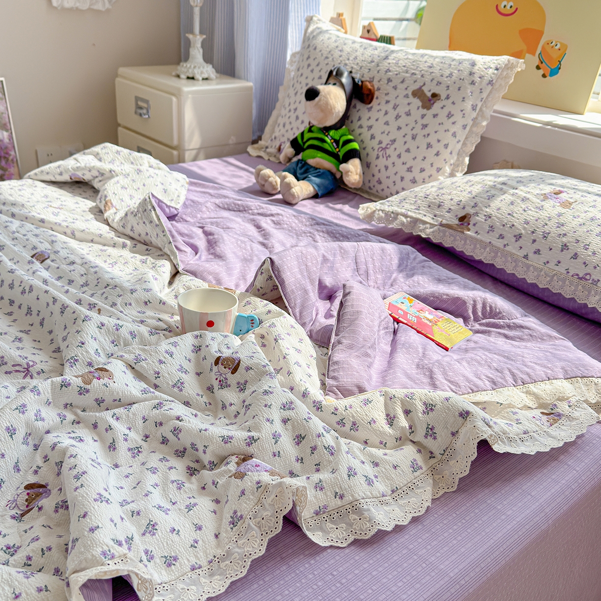 91家纺网 家纺一手货源 找家纺 弗苓家纺 2026新款高克重泡芙棉花边款夏被夏凉被空调被四件套小红书推荐-风格二 片刻小狗