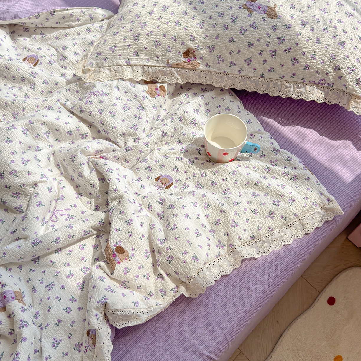 91家纺网 家纺一手货源 找家纺 弗苓家纺 2026新款高克重泡芙棉花边款夏被夏凉被空调被四件套小红书推荐-风格二 片刻小狗