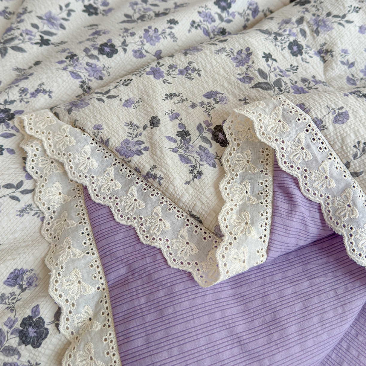 91家纺网 家纺一手货源 找家纺 弗苓家纺 2026新款高克重泡芙棉花边款夏被夏凉被空调被四件套小红书推荐-风格二 小猫幻境-灰