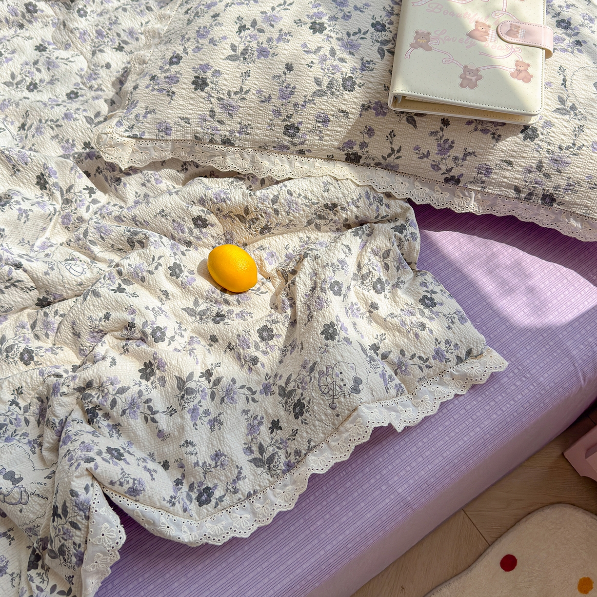 91家纺网 家纺一手货源 找家纺 弗苓家纺 2026新款高克重泡芙棉花边款夏被夏凉被空调被四件套小红书推荐-风格二 小猫幻境-灰