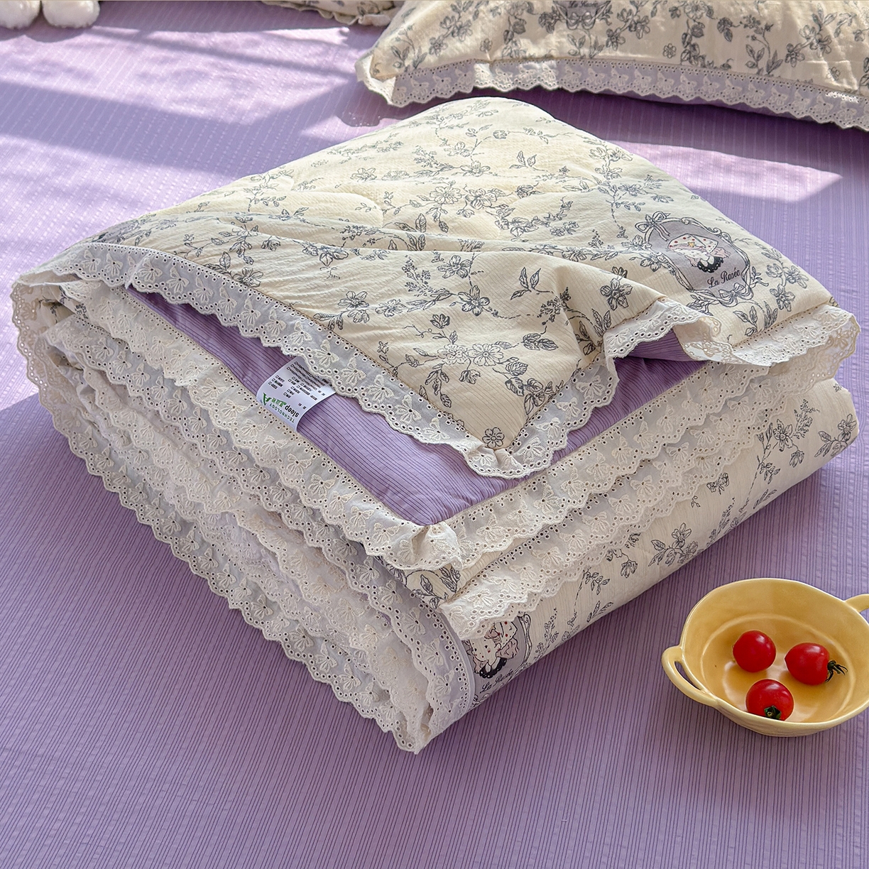 91家纺网 家纺一手货源 找家纺 弗苓家纺 2026新款高克重泡芙棉花边款夏被夏凉被空调被四件套小红书推荐-风格二 花筐少女