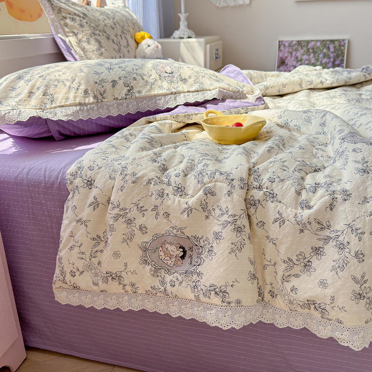 91家纺网 家纺一手货源 找家纺 弗苓家纺 2026新款高克重泡芙棉花边款夏被夏凉被空调被四件套小红书推荐-风格二 花筐少女