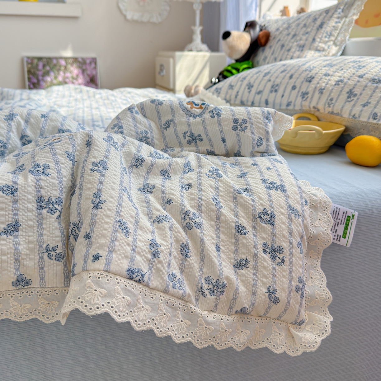 91家纺网 家纺一手货源 找家纺 弗苓家纺 2026新款高克重泡芙棉花边款夏被夏凉被空调被四件套小红书推荐-风格二 浅蓝花枝