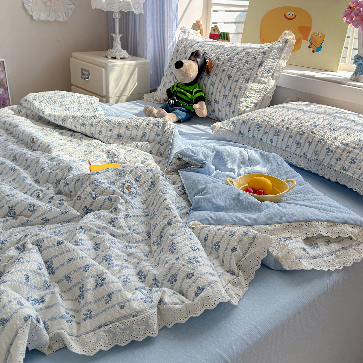 91家纺网 家纺一手货源 找家纺 弗苓家纺 2026新款高克重泡芙棉花边款夏被夏凉被空调被四件套小红书推荐-风格二 浅蓝花枝