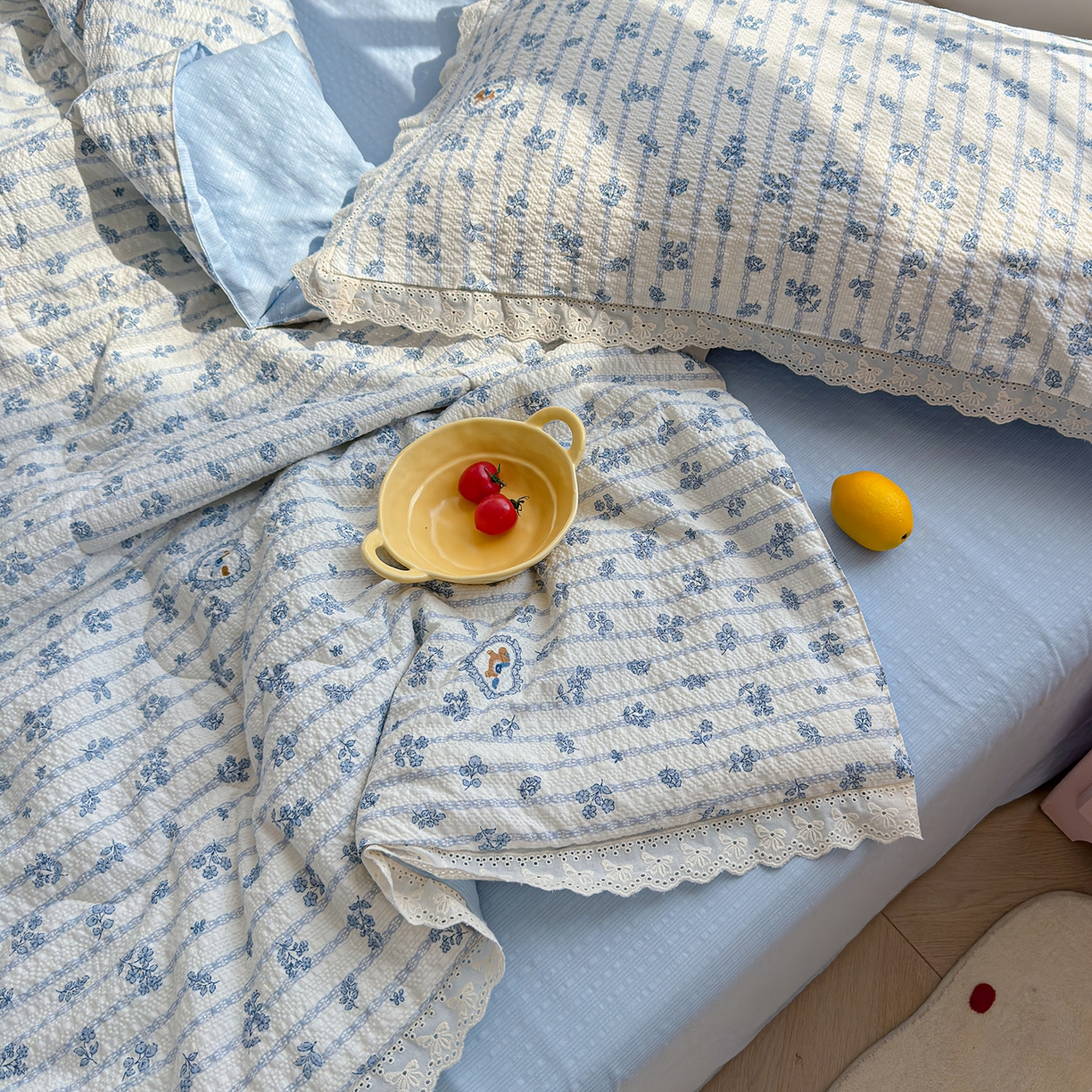 91家纺网 家纺一手货源 找家纺 弗苓家纺 2026新款高克重泡芙棉花边款夏被夏凉被空调被四件套小红书推荐-风格二 浅蓝花枝