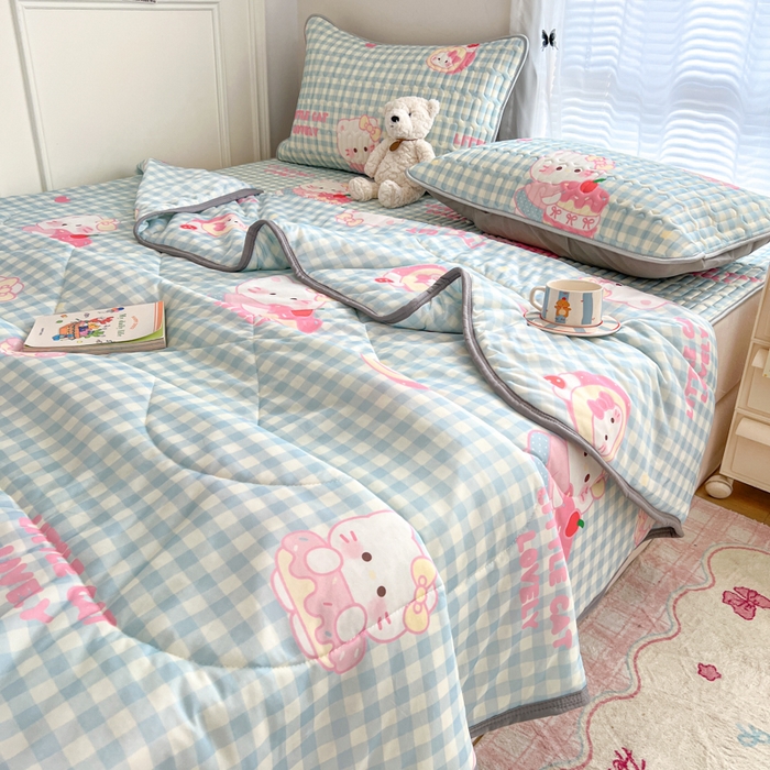 91家纺网 家纺一手货源 找家纺 柒月家居 2026新款凉感丝小清新乳胶凉席夏被四件套系列 蓝格甜猫