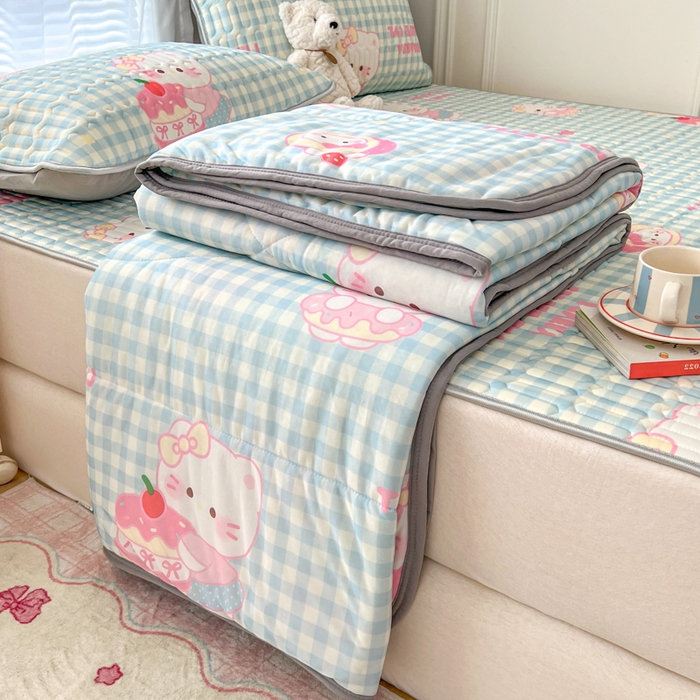 91家纺网 家纺一手货源 找家纺 柒月家居 2026新款凉感丝小清新乳胶凉席夏被四件套系列 蓝格甜猫