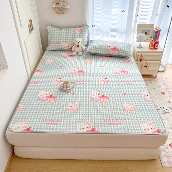 91家纺网 家纺一手货源 找家纺 柒月家居 2026新款凉感丝小清新乳胶凉席夏被四件套系列 蓝格甜猫