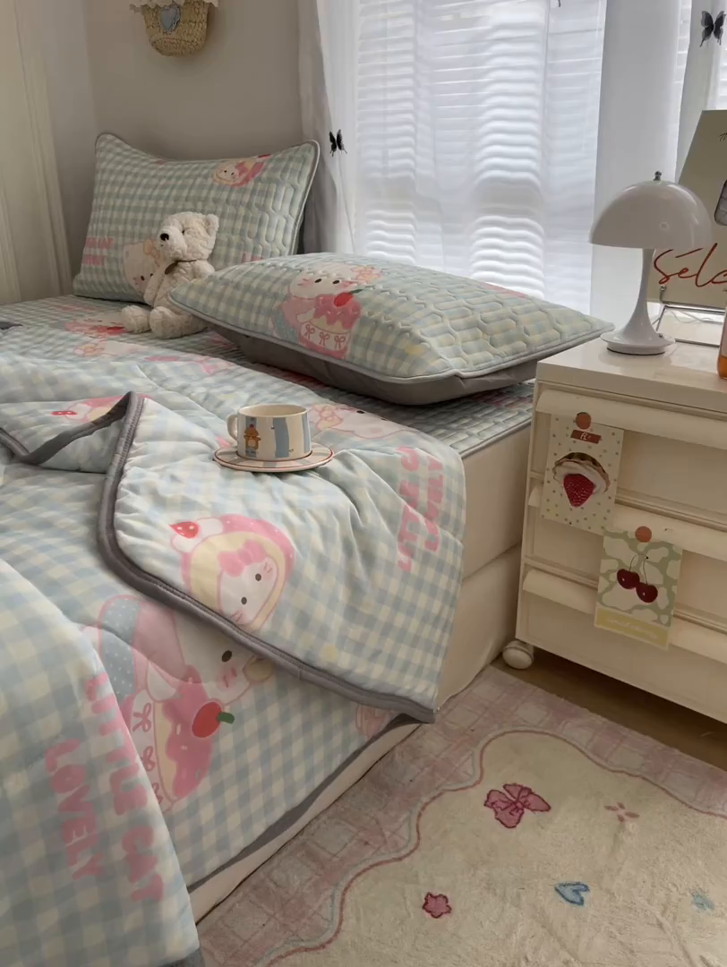 91家纺网 家纺一手货源 找家纺 柒月家居 2026新款凉感丝小清新乳胶凉席夏被四件套系列 蓝格甜猫