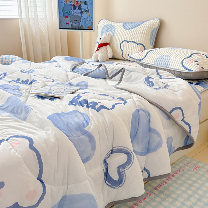 91家纺网 家纺一手货源 找家纺 柒月家居 2026新款凉感丝小清新乳胶凉席夏被四件套系列 爱心小熊