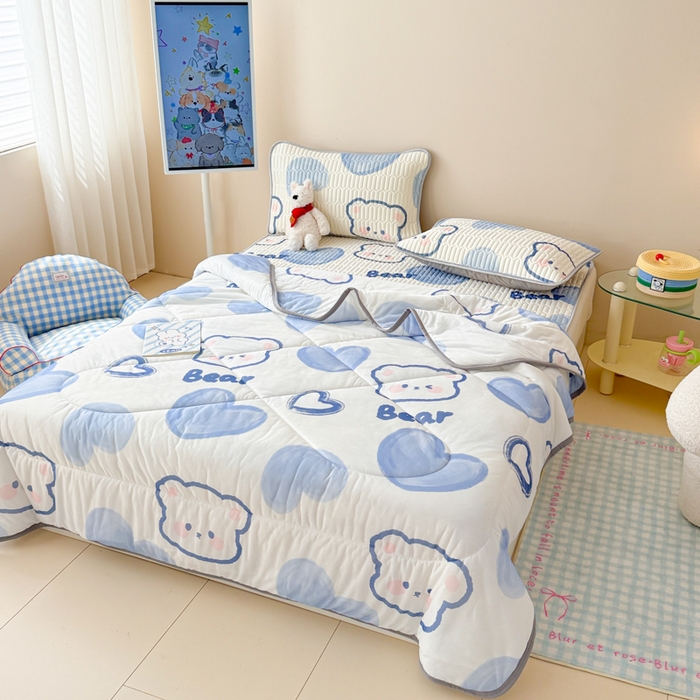 91家纺网 家纺一手货源 找家纺 柒月家居 2026新款凉感丝小清新乳胶凉席夏被四件套系列 爱心小熊