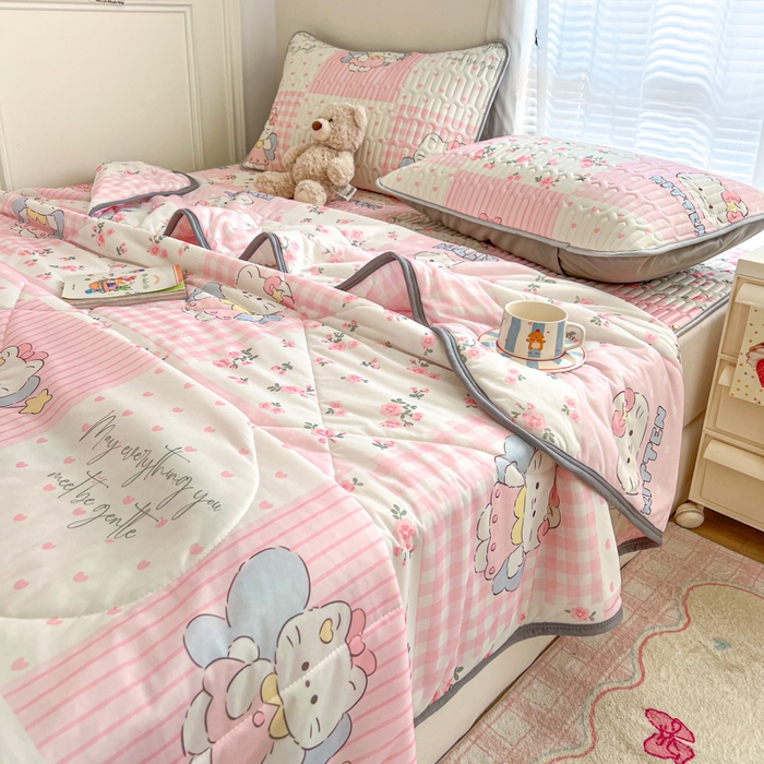 91家纺网 家纺一手货源 找家纺 柒月家居 2026新款凉感丝小清新乳胶凉席夏被四件套系列 粉格凯蒂