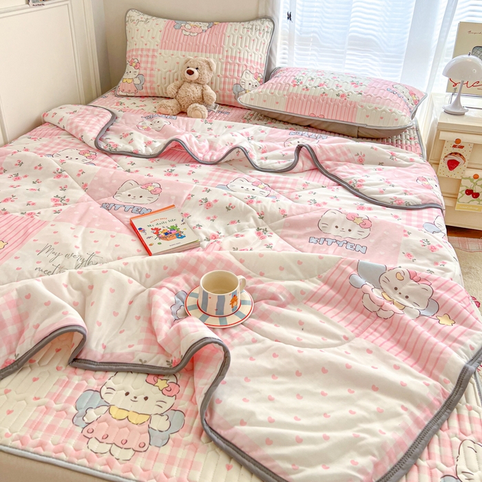 91家纺网 家纺一手货源 找家纺 柒月家居 2026新款凉感丝小清新乳胶凉席夏被四件套系列 粉格凯蒂