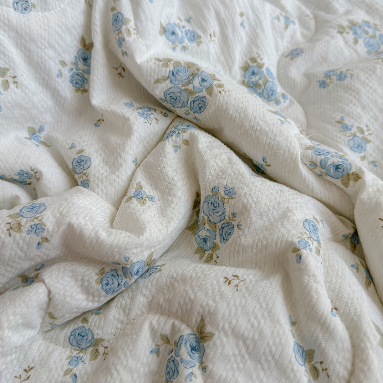 91家纺网 家纺一手货源 找家纺 弗苓家纺 2026新款高克重泡芙棉花边款夏被夏凉被空调被四件套小红书推荐-风格二 蓝雪草