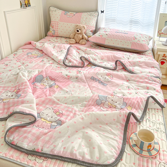 91家纺网 家纺一手货源 找家纺 柒月家居 2026新款凉感丝小清新乳胶凉席夏被四件套系列 粉格凯蒂