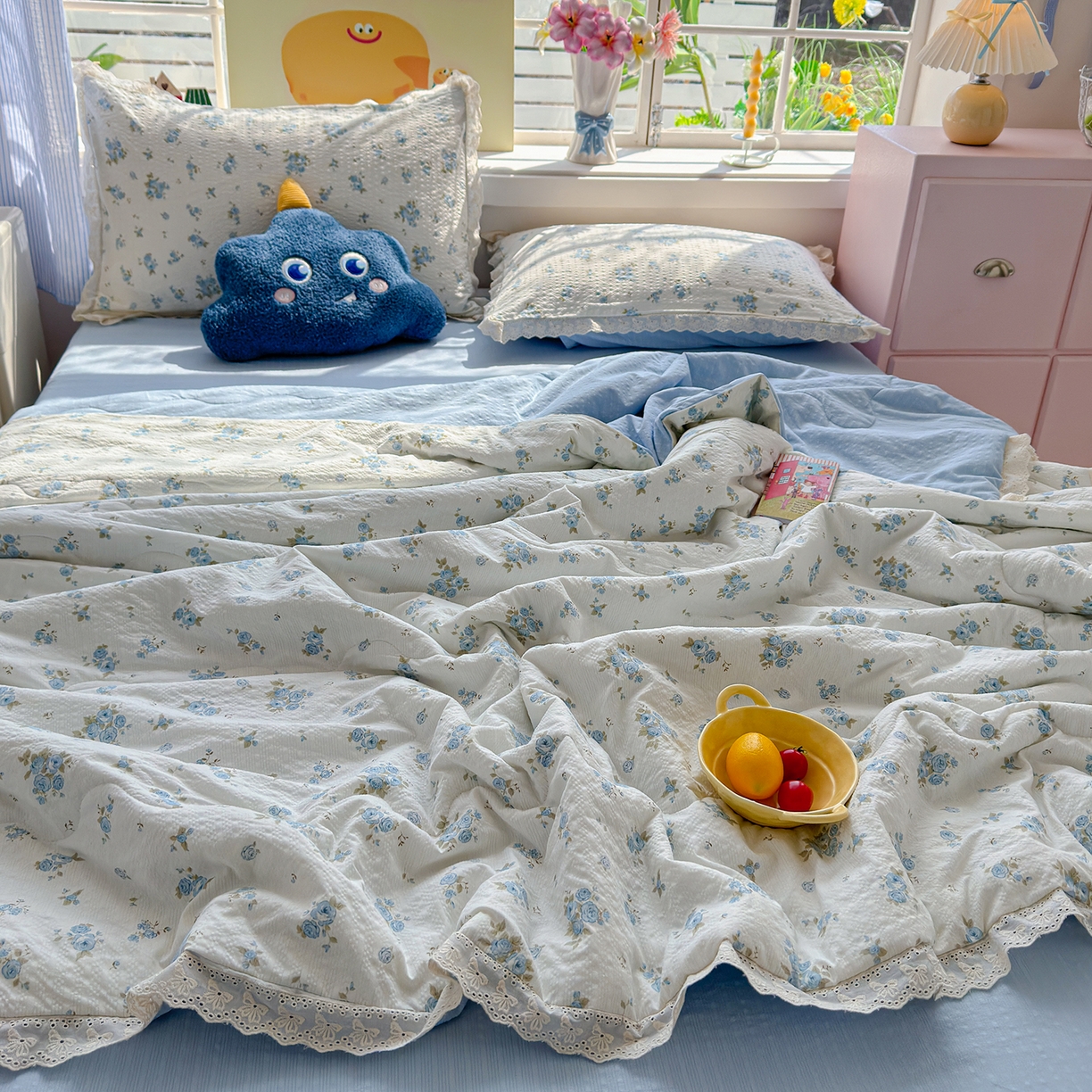 91家纺网 家纺一手货源 找家纺 弗苓家纺 2026新款高克重泡芙棉花边款夏被夏凉被空调被四件套小红书推荐-风格二 蓝雪草