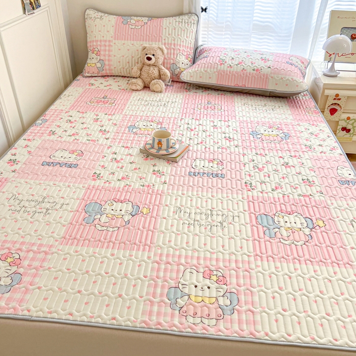 91家纺网 家纺一手货源 找家纺 柒月家居 2026新款凉感丝小清新乳胶凉席夏被四件套系列 粉格凯蒂