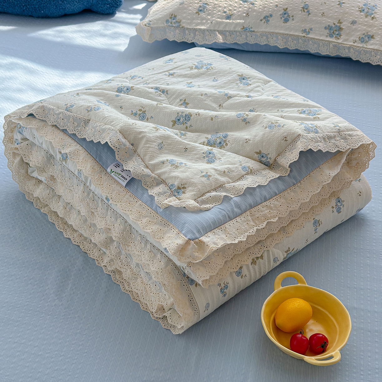 91家纺网 家纺一手货源 找家纺 弗苓家纺 2026新款高克重泡芙棉花边款夏被夏凉被空调被四件套小红书推荐-风格二 蓝雪草