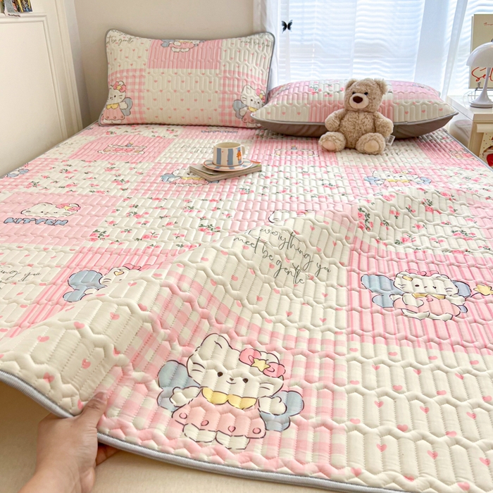 91家纺网 家纺一手货源 找家纺 柒月家居 2026新款凉感丝小清新乳胶凉席夏被四件套系列 粉格凯蒂