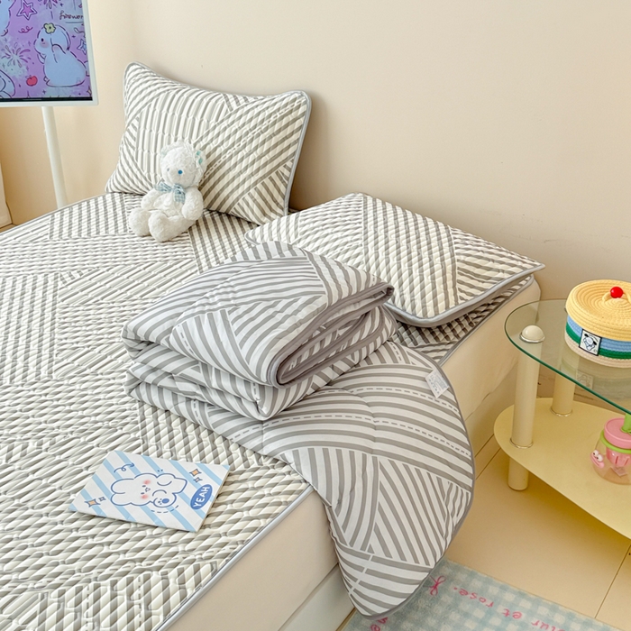 91家纺网 家纺一手货源 找家纺 柒月家居 2026新款凉感丝小清新乳胶凉席夏被四件套系列 格调